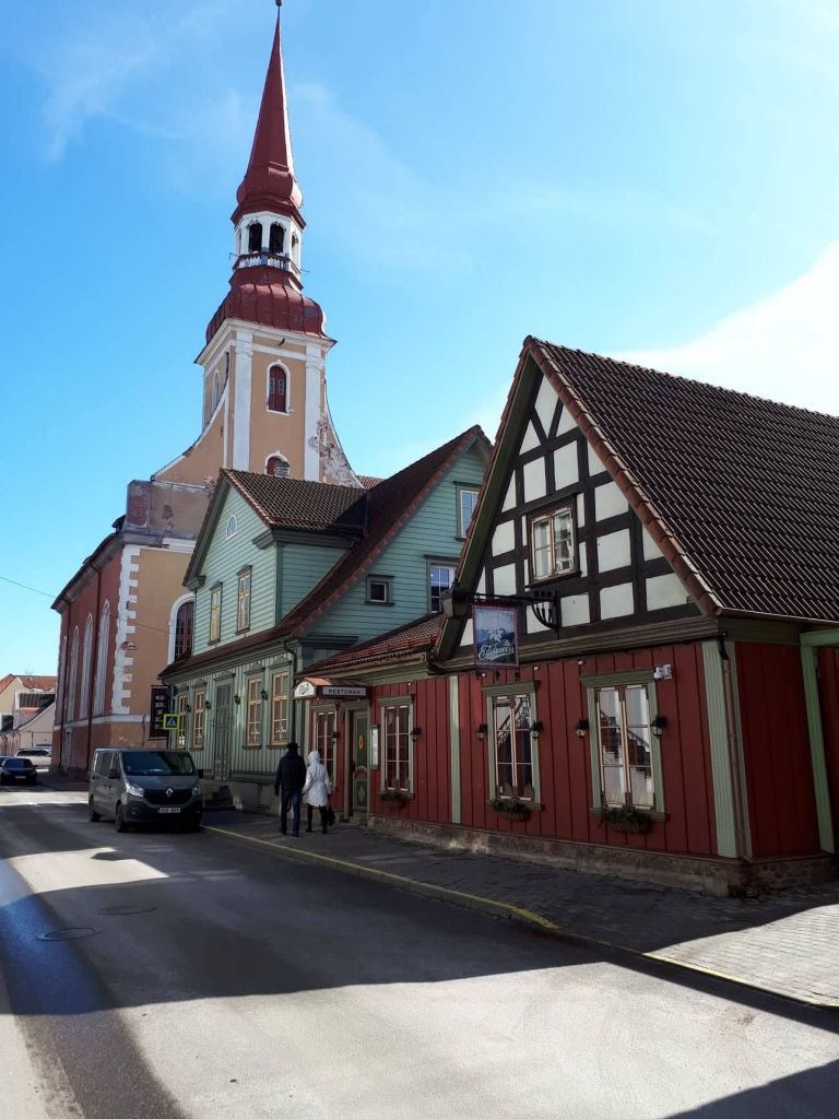 Pērnavas vecpilsētas šarmu rada koka arhitektūra, kūrmājas un savdabīgās baznīcas.
Autors: Ingūna Johansone