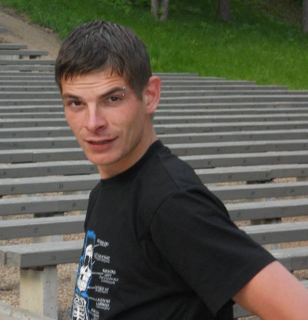 31 gadu vecais Jānis Brusovs otrdien, 3.jūlijā, Lizumā pēc strīda ar dzīvesbiedri savstarpējo attiecību dēļ, aizgājis no mājām. Pēdējo reizi redzēts ieejam mežā. 
Autors: no personiskā arhīva