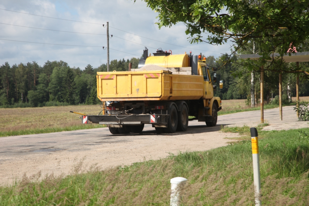 Ceļa rekonstrukcijas darbi kavējas, un, kā vakar novēroja “Dzirkstele”, tur kārtējo reizi tika lāpītas bedrītes.
Autors: Gatis Bogdanovs