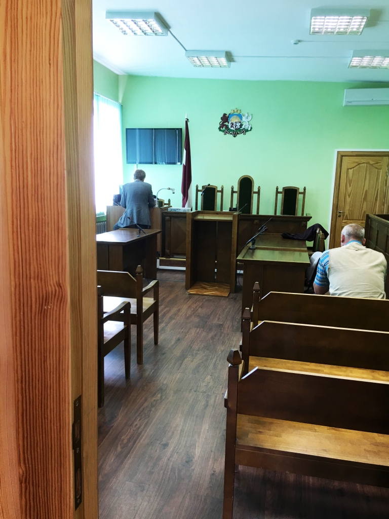 Vidzemes rajona tiesā Gulbenē vakar, 12.jūlijā, bija ieplānots skatīt krimināllietu par 2015.gadā Rankā notikušo traģisko autoavāriju, kurā bojā gāja vecmāmiņa un divi mazbērni. Apsūdzētais bija uz tiesu ieradies, bet uzaicinātie liecinieki - ne. 
Autors: Diāna Odumiņa