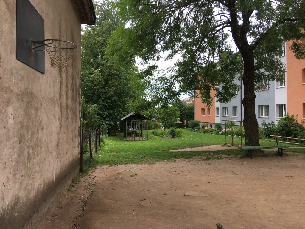 Dabiska vide var kļūt par vissirsnīgāko pamudinājumu bērniem savas mājas pagalmā aktīvi sportot un reizē saudzēt apkārtni un respektēt visa vecuma cilvēkus.Gulbenē, Ābeļu ielā 13, to prot.  
Autors: Diāna Odumiņa