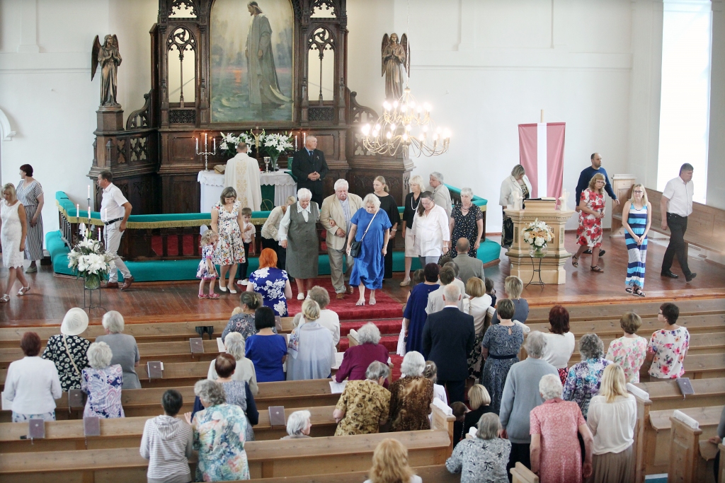 Svētku dievkalpojumā pulcējās dažādu paaudžu ļaudis – visi kā liela ģimene.
Autors: Gatis Bogdanovs