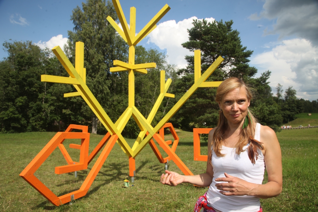 Neraugoties uz karstumu, pērkona dārdiem un arī lietu, seniori kuplā skaitā ieradās Silmačos, lai kopīgi svinētu 9.Senioru svētkus. Pirms paša svētku sākuma māksliniece Ginta Šmite no Rīgas pabeidza pēdējos akcentus, lai Austras koks, kas tapis turpat Silmačos, priecētu vietējos cilvēkus un Gulbenes novada viesus. Tā bijusi pašu druvēniešu ideja izveidot Austras koku, un māksliniece G.Šmite labprāt uzņēmās šo ideju realizēt. “Izrādās, ka tas ir sarežģītāk, nekā pirmajā brīdī izskatās. Liekas, kas tad tur ir, bet patiesībā visu šo konstrukciju salaist kopā, lai tā turētos daudzus gadus, nebija nemaz tik viegli. Viss bija jāizplāno, lai savienojumi būtu stipri,” stāsta māksliniece, kura priecājas, ka tieši Druvienas Silmačos paliks viņas pirmais paliekošais vides objekts. 	
Autors: Gatis Bogdanovs