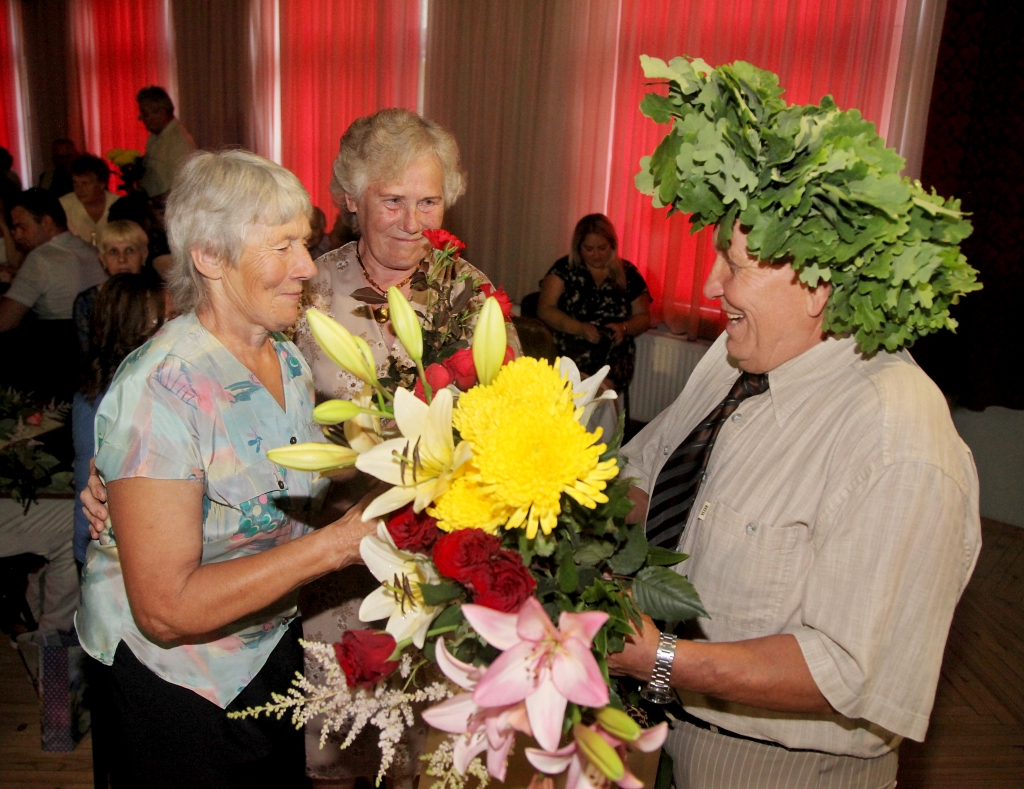 Sirsnības lokā kooperatīvās sabiedrības valdes priekšsēdētāju Kārli Matīsu ietvēra daudzi apsveicēji, starp kuriem bija arī ilggadēja valdes locekle Valda Šteina un Daina Logina. 	 
Autors: Gatis Bogdanovs