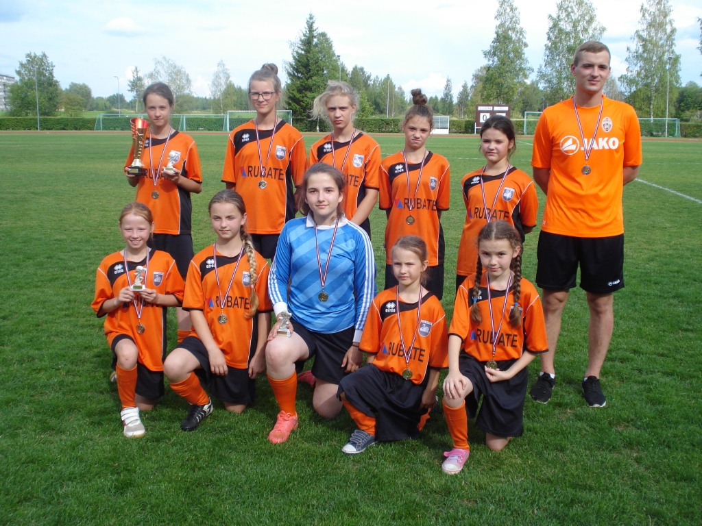 FB “Gulbene 2005” meiteņu komandā, kura izcīnīja 2.vietu, spēlēja K.K.Brence, S.Krieva, A.Pozdņikova, E.Saleniece, V.Vīksniņa, D.Vīksniņa, N.Mazjāne, K.Kļaviņa, J.Aldersone un D.Šķērste (treneris M.Kozlovskis). 
Autors:  Arnis Martusevičs