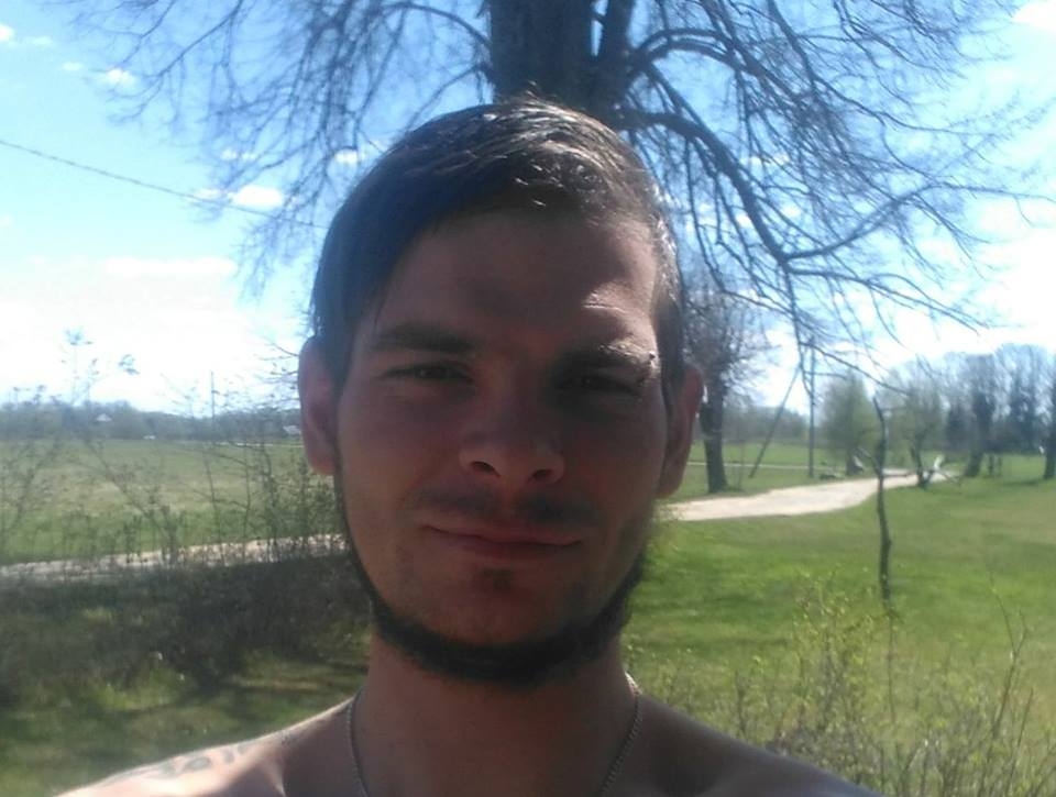  31 gadu vecais Jānis Brusovs bez vēsts pazuda 3.jūlijā, kad pēc pulksten 19.30 netālu no pie Lizuma muzeja redzēts ieejam Sauliešu mežā.
Autors: facebook.com