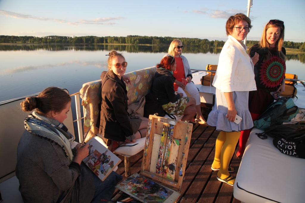 Tradicionāli Radošā apvienība “Piektā Māja” pulcē dažādus pazīstamus gleznotājus gan no Latvijas, gan no citās valstīm vasaras plenērā. Arī šogad tāpat kā pērn plenērā piedalīsies gleznotāja Neonilla Medvedeva (priekšplānā glezno).  
Autors: no “Dzirksteles” arhīva