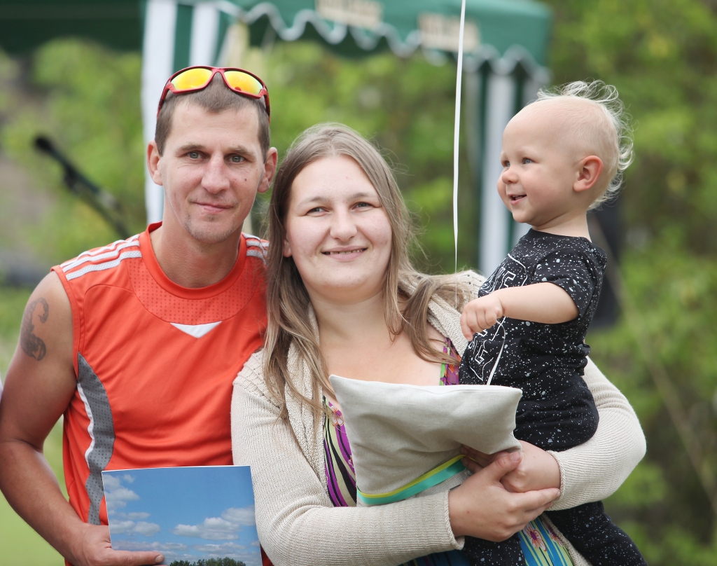 Patīkamā gaisotnē izskanējuši kārtējie Beļavas pagasta svētki. Bērnu rītā tradicionāli sumināja mazuļus, arī Arvīdu Vendlandu, kurš svētkos bija kopā ar mammu Kristīni un tēti Edgaru. Notika arī kāzu kleitu demonstrējumi, muzikālo baudījumu sniedza Beļavas sieviešu vokālais ansamblis “Asonanse” un grupa “Rolise”, bērni izpriecājās piepūšamajās atrakcijās, interesenti jāja ar zirgiem, varēja izbaudīt tirgus labumus, nogaršot Annas zupu, cept maizi, bija padomāts arī par “Umurkumuru”, ķermeņa apgleznojumiem, kā arī bija iespēja izmēģināt savu spēku svaru stieņa spiešanā, alus dzeršanā un citās jautrās aktivitātēs. 	
Autors: Gatis Bogdanovs