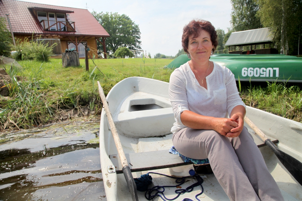 Lejasciema atpūtas kompleksa “Pincikājas” saimniecei Valdai Šķenderei pašai reti iznāk baudīt atpūtu uz ezera. Tiesa, katru dienu vairākas reizes viņa atgūst enerģiju, peldoties ezerā.	
Autors: Gatis Bogdanovs