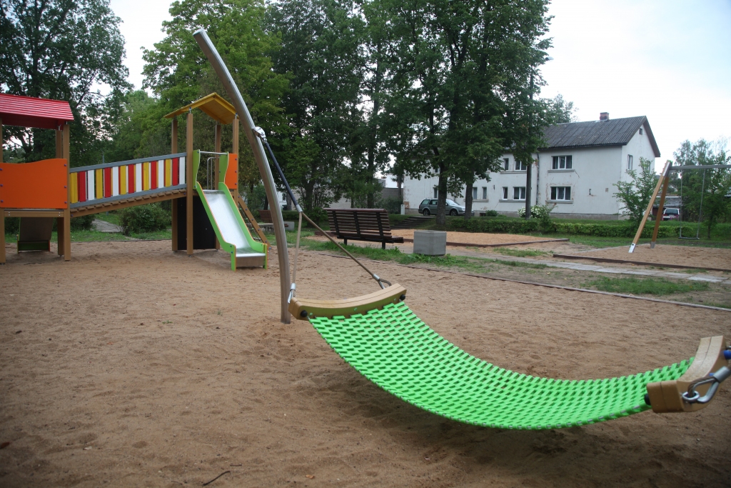 Rotaļlaukumu Gulbīšu parkā dienas laikā iecienījuši bērni, bet naktī – jaunieši, kuri labprāt, zvilnot šūpuļtīklā, bauda grādīgos dzērienus.  
Autors: Gatis Bogdanovs