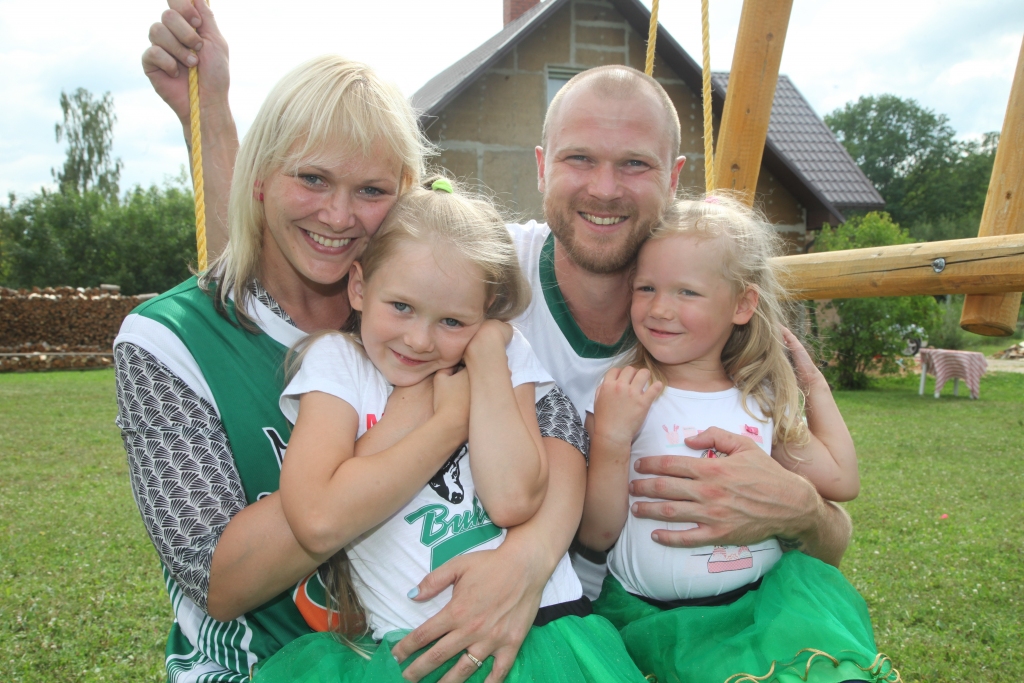 Brūniņu ģimene lepojas, ka dzīvo tieši Gulbenē un ar lepnumu sevi sauc par gulbeniešiem. Viņi cer, ka Gulbene nekad neizzudīs no Latvijas kartes, bet gan tikai attīstīsies un augs lielumā. “Latvijā it kā bērnu skaits samazinās, bet mūsu draugu ģimenēs bērnu kļūst arvien vairāk. Lielākajai daļai jau ir trīs bērni, un man ir prieks, ka mums Gulbenē ir tādas raženas ģimenes. Kur vēl lielāku prieku nekā bērni!” uzsver Artūrs, kuru pazīstam kā izcilu basketbolistu un treneri. Viņš Gulbeni sauc arī par basketbola pilsētu. Artūra un Ievas septiņus gadus vecā meita Katrīna arī izrāda interesi par basketbolu, savukārt jaunākā meita Kristīne, kurai drīz būs četri gadi, apmeklē bērnudārzu. 	
Autors: Gatis Bogdanovs