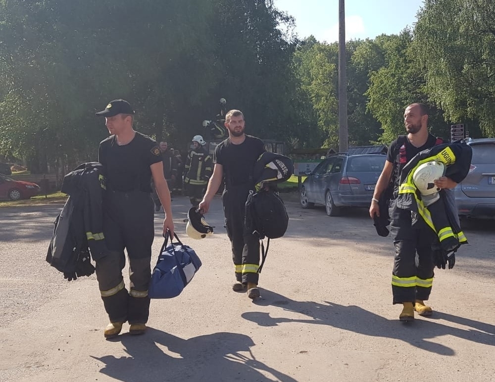 Valsts ugunsdzēsības un glābšanas dienesta Vidzemes reģiona brigādes Gulbenes daļas ugunsdzēsēji glābēji Dzintars Peksts (no kreisās), Jānis Berkolds un Jānis Kokars dodas palīgā Kurzemes kolēģiem.
Autors: no personiskā arhīva