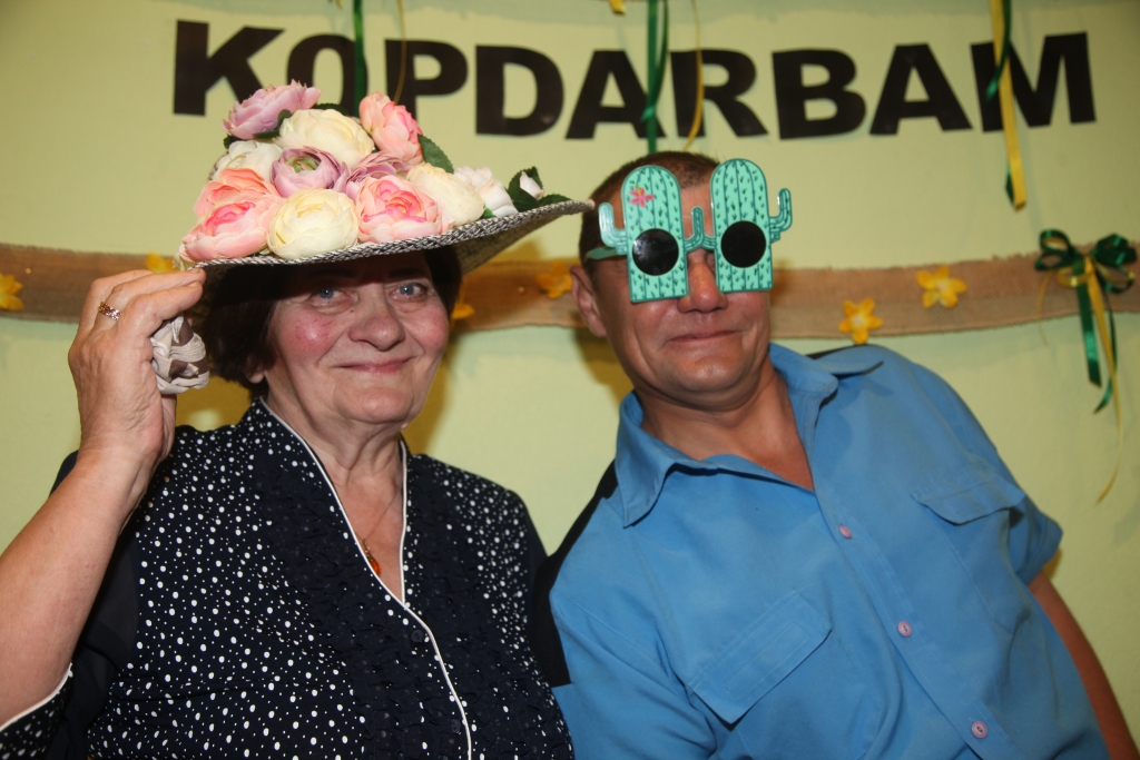 Tad, kad uzliek zaļās brilles, visur saskatīt var dilles, un lai neizbrīna jūs, ja puķu dobēs kāposts būs. Tāpēc tas, ka tāda vara, kas mūs laimīgākus dara. Aizmirsīsim brilles rozā, nostāsimies zaļo pozā!
Autors: Gatis Bogdanovs