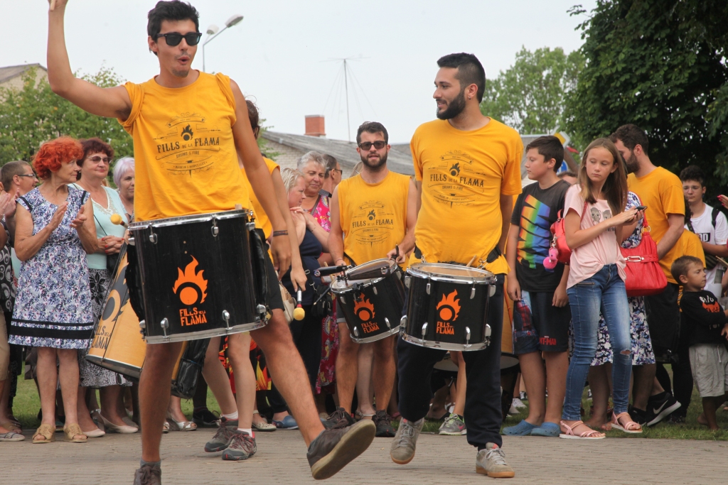 Pilsētas svētkos Gulbene bija mūzikas, mākslas un amatnieku varā. Svētki bija uzņēmuši pamatīgus apgriezienus – dažādas aktivitātes notika dažādās pilsētas vietās. Pilsētā kūsāja dzīvība. Katalonijas (Spānija) bundzinieku grupai “Fills de la flama”  izdevās pierībināt Gulbeni. 
Autors: Gatis Bogdanovs