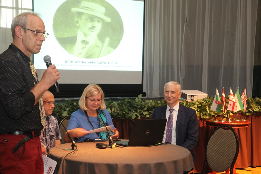 Par latviskumu ornamentos un divu Jūliju mākslā! Zinātniskajā konferencē uzstājās Ekonomikas un kultūras augstskolas docents Imants Ļaviņš. 	
Autors: Gatis Bogdanovs