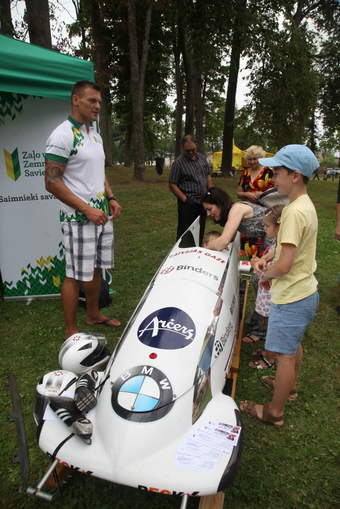Zem ZZS jumta! Gulbenes pilsētas svētkos Daumants Dreiškens atgādināja par sevi kā par sportistu un olimpieti. Vienlaikus visai zīmīgi tas notika tieši līdzās ZZS reklāmas teltij. Daumantam bija liela piekrišana no vietējo iedzīvotāju puses.	
Autors: Gatis Bogdanovs