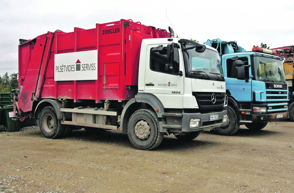 Atkritumu savākšanas automašīnas tiek mazgātas pēc nepieciešamības, bet karstajā laikā iedzīvotājiem jārēķinās, ka tās smakos. 
Autors: no personiskā arhīva