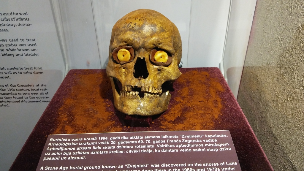 Burtnieku ezera krastā 1964.gadā tika atklāts akmens laikmeta “Zvejnieku” kapulauks. Vairākos apbedījumos mirušajiem uz acīm bija uzliktas dzintara krelles: cilvēki ticēji, ka dzintars veido saikni starp dzīvo pasauli un aizsauli.  
Autors: Pārsla Konrāde