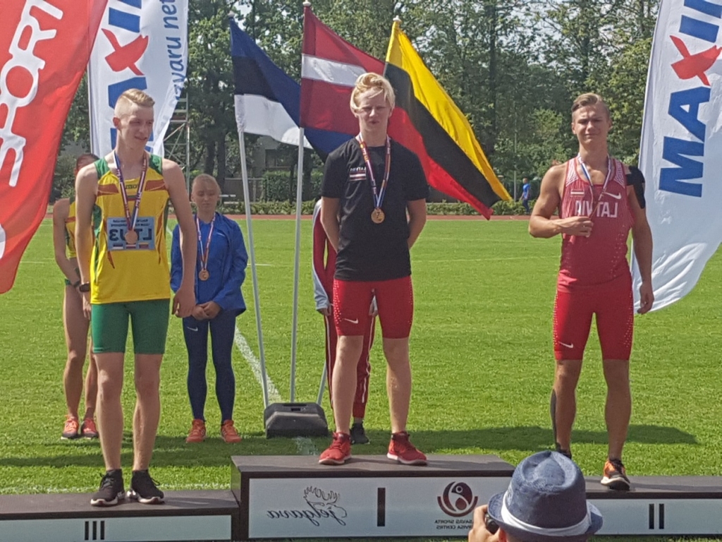 Autors: no personisk­a arhīva