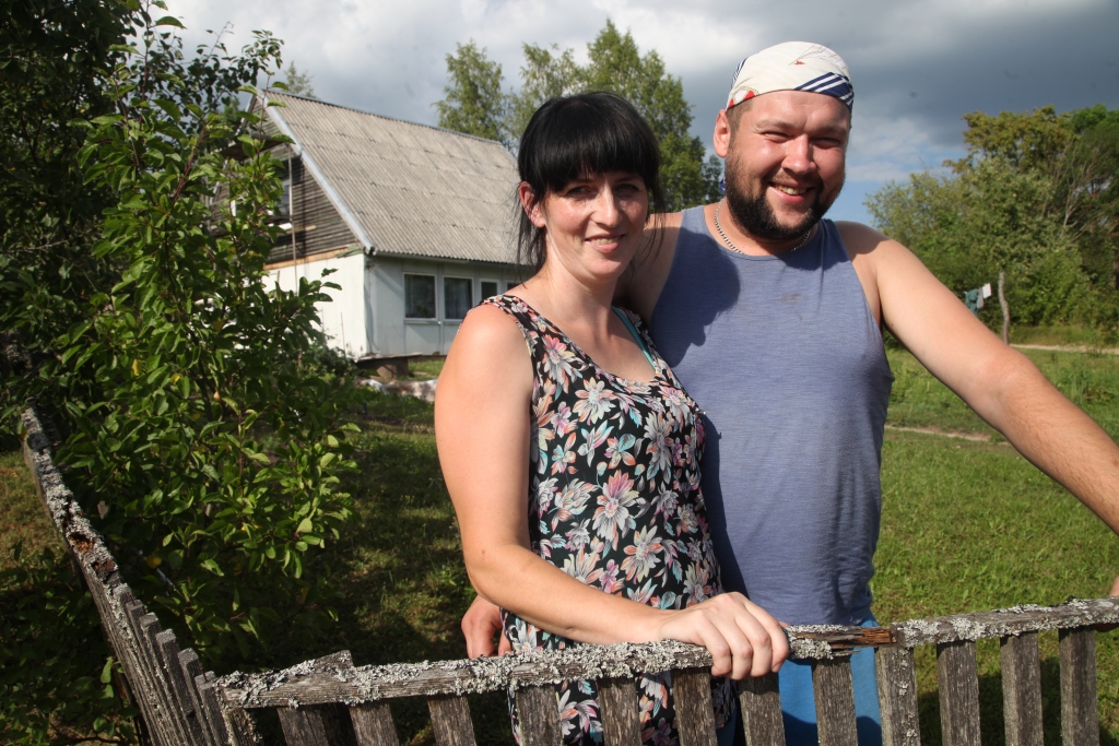 Mārtiņš un Iveta priecājas, ka tikuši pie savas mājas Ozolkalnā. 
Autors: Gatis Bogdanovs