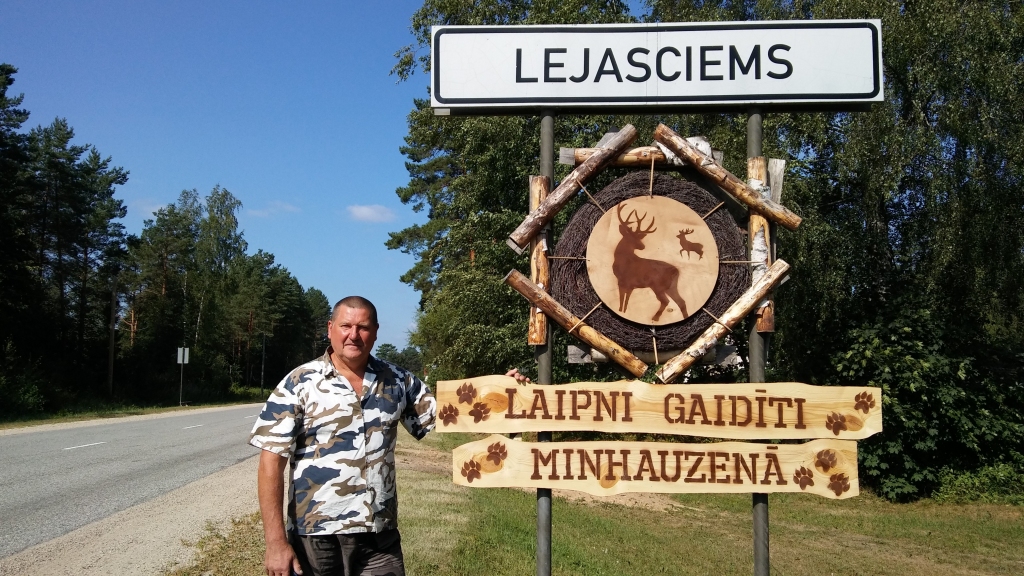 Festivāla organizators Jānis Naglis ir cilvēks, kurš stāvējis pie tā šūpuļa pirms 20 gadiem. Viņš saka, lai kādi laiki arī ir bijuši, katru gadu ir bijis tā, ka mednieki ir vēlējušies un uzskatījuši, ka festivālam ir jābūt. “Prieks, ka nu jau ir 20.festivāls!” saka J.Naglis.                      
Autors: Pārsla Konrāde