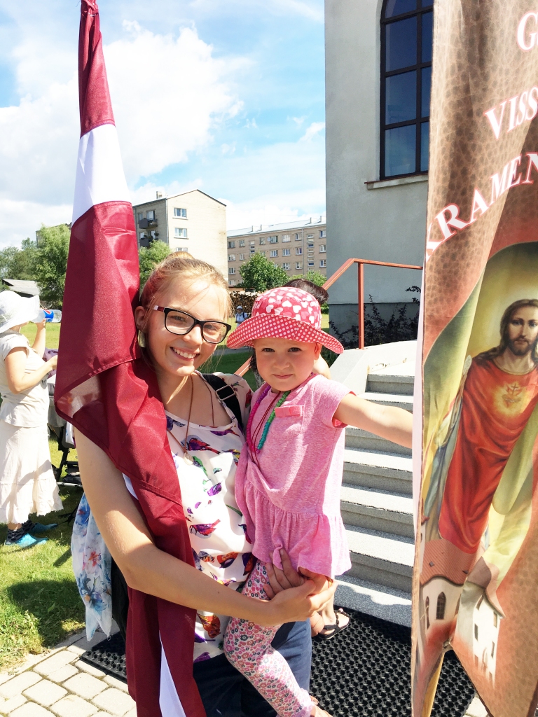 Sestdienas rītā pēc dievkalpojuma Gulbenes katoļu draudze un arī “Dzirkstele” savējos pavadīja svētceļojumā uz Aglonu, kur no 11. līdz 15.augustam notiks tradicionālie Jaunavas Marijas debesīs braukšanas svētki. Kopā ar pārējiem svētceļojumā ir devies draudzes garīdznieks Andžejs Stoklosa, kurš uzsver: svētceļojums – tā ir iespēja lūgties ne tikai par ģimeni, mājām, Latviju, bet daudz plašāk un tālāk, cik vien tālu sniedzas lūdzēju domas, labā griba un sirds aicinājums. Gājēju pulciņš no Gulbenes baznīcas bija neliels, bet apņēmīgs. Līdzi ratiņos tiks vesti arī vairāki mazuļi. Gulbenes katoļu draudzes skanīgākā balss, kad jādzied Dieva dziesmas, ir Dita Ceriņa. Viņa lepojas, ka, no baznīcas svētceļojumu sākot, tieši viņa nesa Latvijas valsts karogu. Piepalīdzēt gribēja arī mazā Bernadete Strapcāne. 
Autors: Diāna Odumiņa