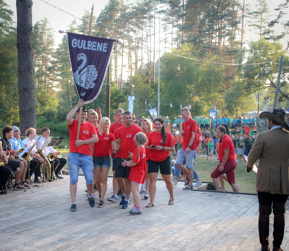 Pārliecināta par sevi un ar smaidu uz skatuves kāpj “Jons D” komanda. 	
Autors: Indulis Burka (žurnāls “Medības”)