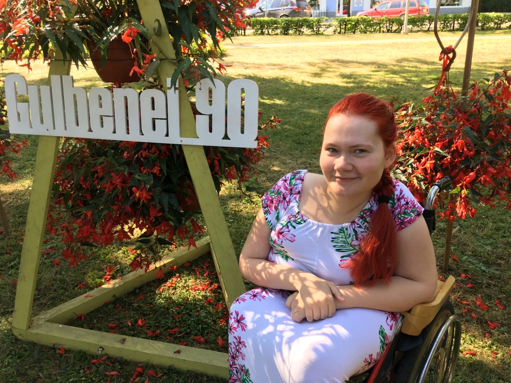 Gulbeniete Elīna Bērziņa ir cilvēks, kurš pats veido savu likteni par spīti veselības problēmām. Viņas apņēmība, darbīgums un dzīves mīlestība ir iedvesmojoša. 		
Autors: Diāna Odumiņa