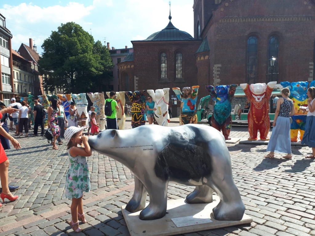 Lai gan ikviens lācis raksturo konkrēto valsti, tomēr ir arī izņēmumi, piemēram, var sasveicināties ar Alberta Einšteina “personīgo” lāci.
Autors: Pārsla Konrāde