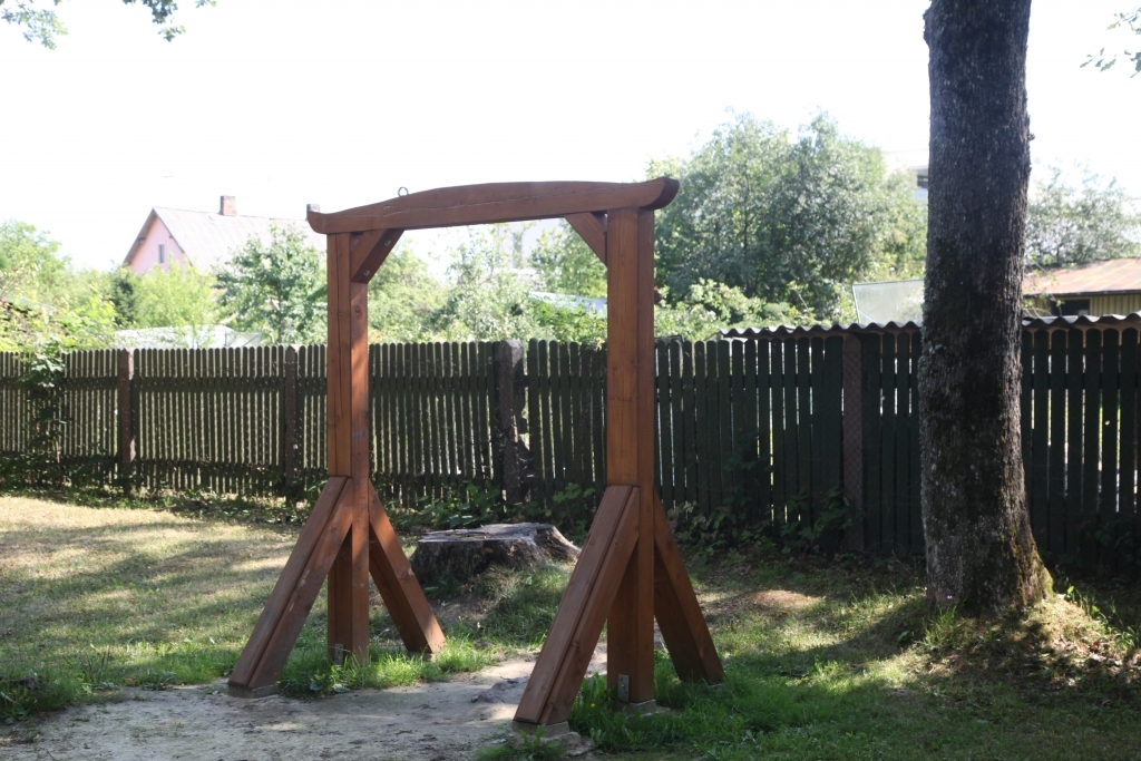 Jaunatnes parkā joprojām nav Druvienas soliņa šūpoļu. Gulbenes novada pašvaldības vecākā sabiedrisko attiecību speciāliste Gunta Kalmane stāsta, ka Druvienas soliņš ir salauzts. Tāpat cietis ir arī Jaungulbenes pagasta soliņš. “Šobrīd nav zināms, kad abi soliņi atgriezīsies Jaunatnes parkā. Abu pagastu pārvalžu vadītāji par to ir informēti, jo pareizāk būtu soliņus labot pie tiem meistariem, kuri tos ir izgatavojuši,” saka G.Kalmane.	
Autors: Ginta Alberte