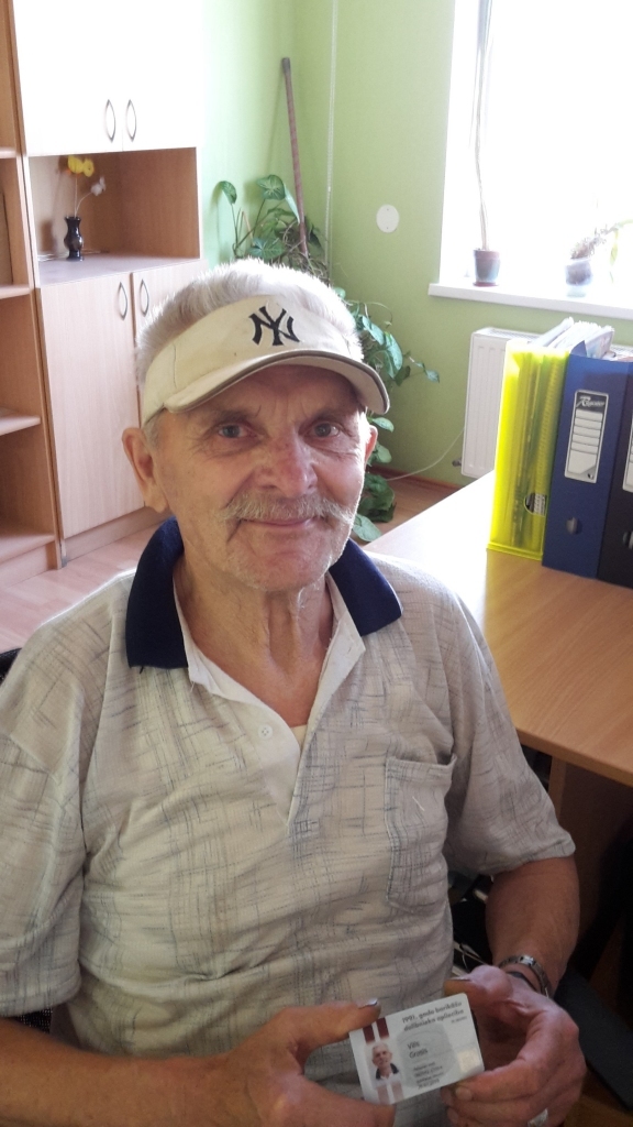 Pagaidām šī barikāžu dalībnieka apliecība, Akas izsniegta arī Vilim Grasim, ir tikai statusa apliecinājums un negarantē atlaides vai pabalstus, kaut gan likums ļauj pašvaldībām piešķirt kaut kādas privilēģijas vai priekšrocības.
Autors: Inita Savicka