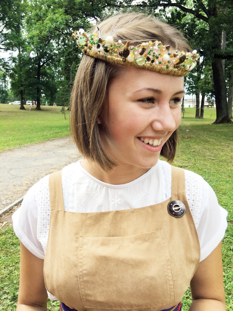 Koši, drosmīgi, brīvi un tā, lai pašai patīk – pēc šāda principa kroņus darina gulbeniete Līva Ejuba. Viņa labprāt arī citām meitenēm iemācīs to darīt.
Autors: Diāna Odumiņa