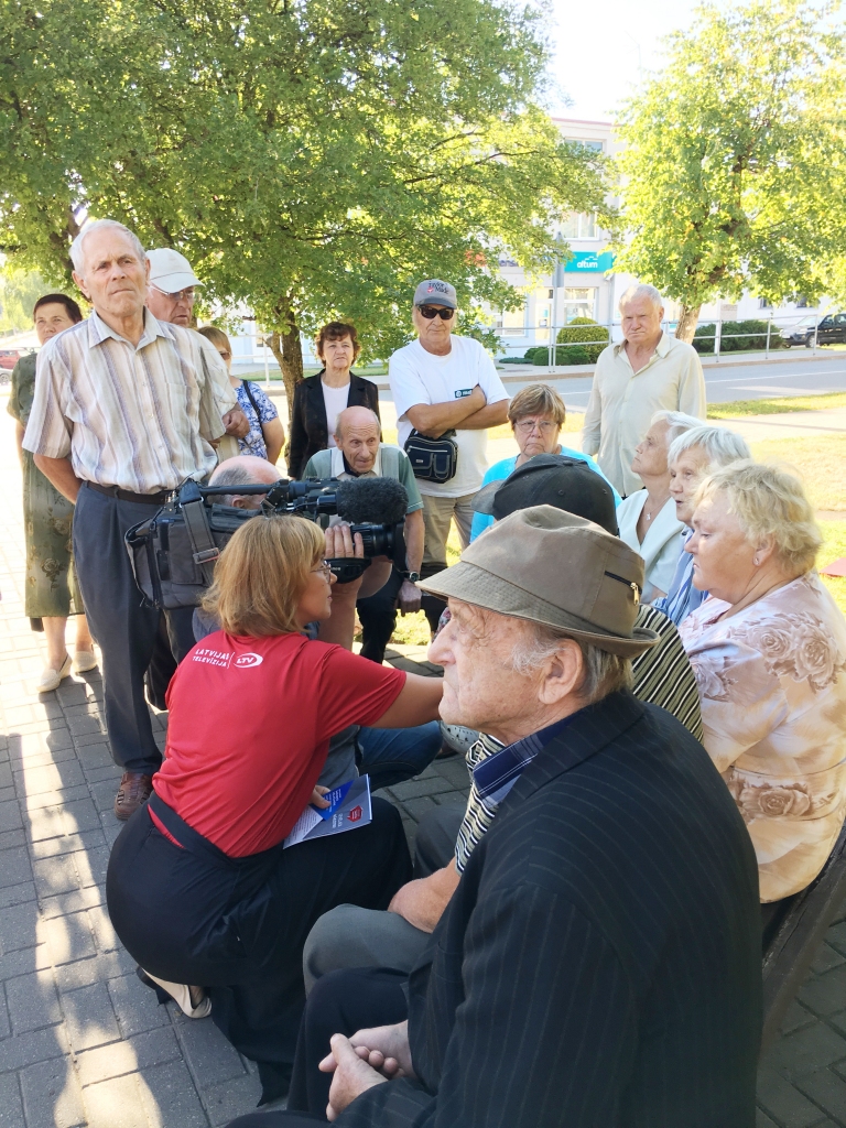 Publiskā diskusija un sava viedokļa paušana Gulbenē aktuāla ir vecajai paaudzei, kura vēlas būt sadzirdēta un uzklausīta. To pierādīja “Tautas Panorāmas” nesenā viesošanās pie mums. Brīvprātīgi uz tikšanos atnāca tikai pensionāri. 	
Autors: Diāna Odumiņa