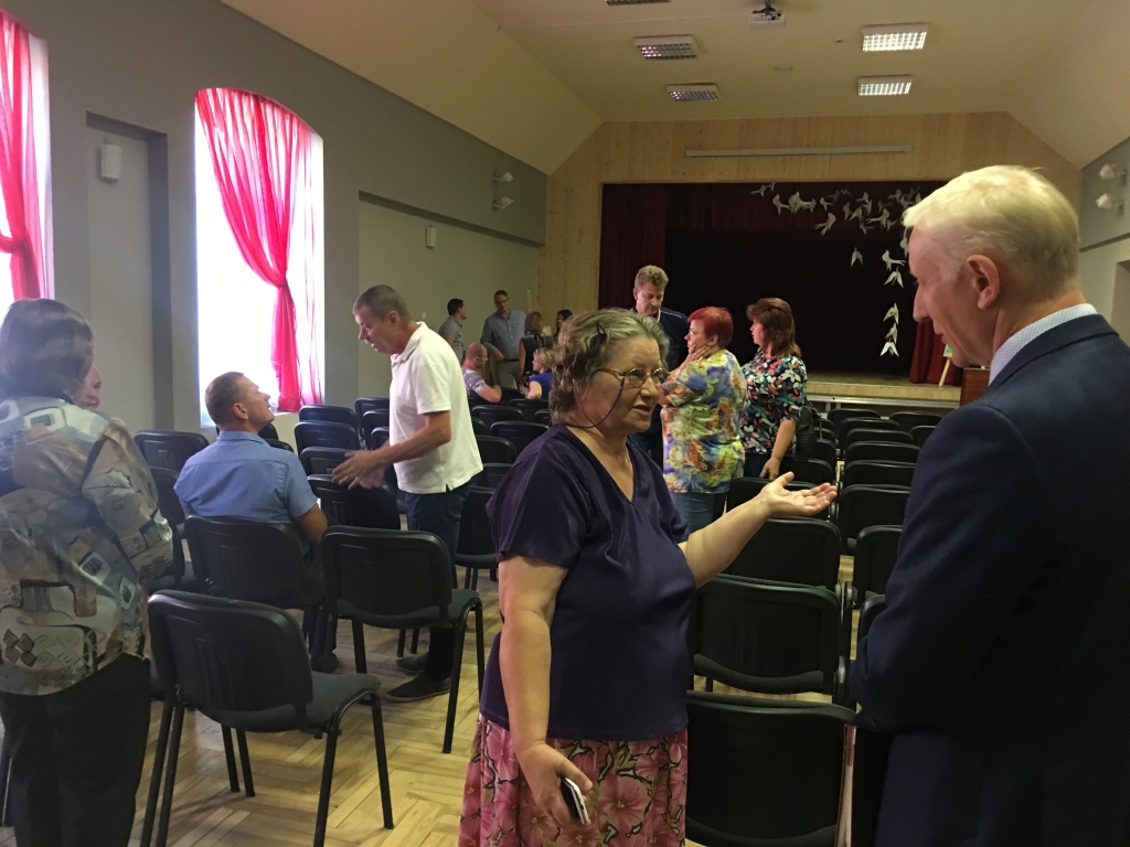 Cik par siltumu maksā citos novados? Šo jautājumu Rihardam Kornam un saviem deputātiem uzdeva Stāķu un Šķieneru iedzīvotāji. Sekoja atbilde, ka Valmierā siltuma tarifs esot līdzvērtīgs tam, kāds būs tagad abos ciemos.
Autors: Diāna Odumiņa