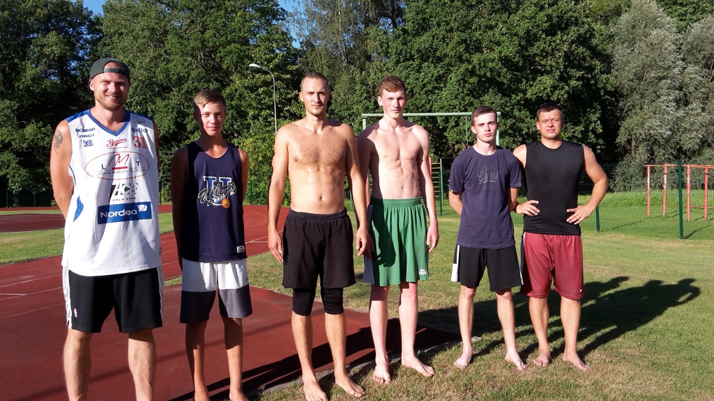 Šonedēļ “Gulbenes Bukiem” sākās pirmie treniņi Artūra Brūniņa vadībā. “Tā gan ir tikai neliela daļa komandas,” otrdienas vakarā stadionā “Dzirkstelei” teica A.Brūniņš. Plānots, ka treniņi notiks piecas reizes nedēļā.  
Autors: Inita Savicka 