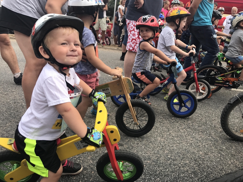 Arī divus gadus vecais Kārlis Griķis kopā ar citiem bērniem piedalījās bērnu velosacensībās. Viņam patika!  
Autors: no personiskā arhīva