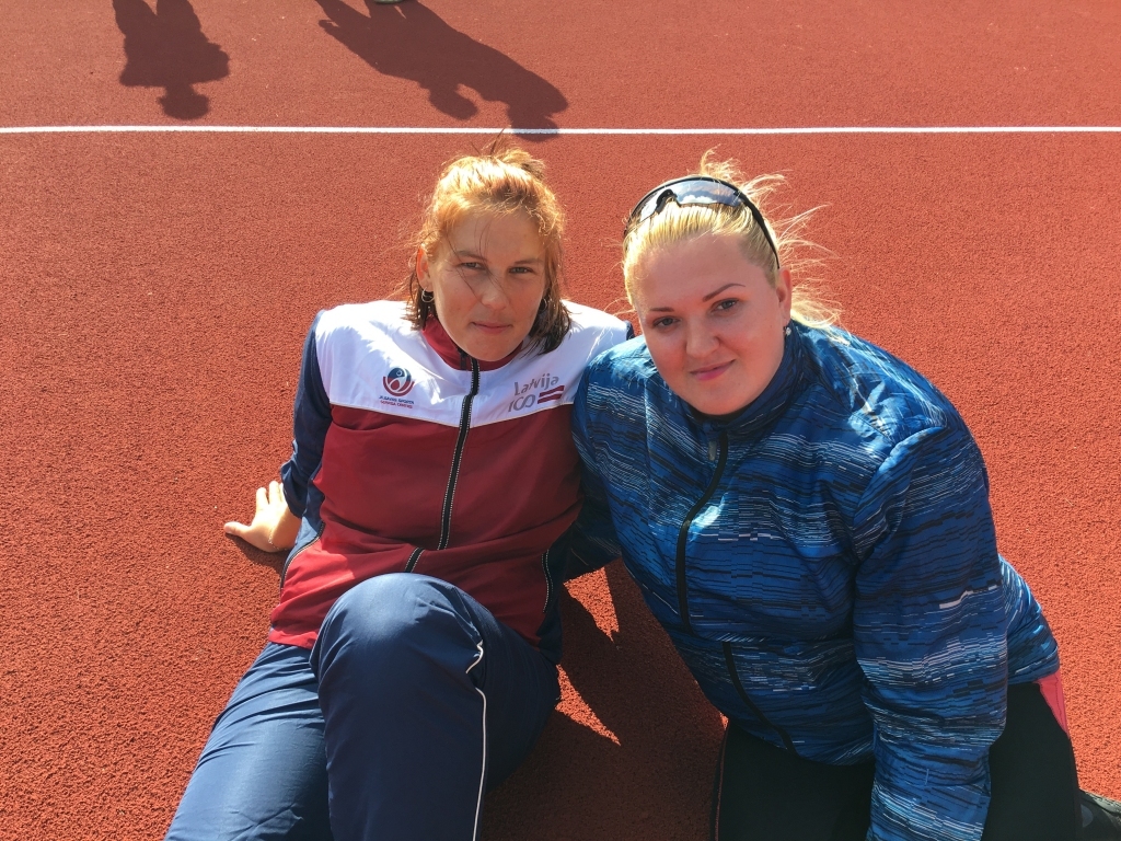 Kopīgas intereses, aktīvs dzīvesveids un draudzība! Tāda varētu būt Bauskā notikušo sacensību devīze. Ar prieku konkurences garu izjuta gulbeniete, mešanas disciplīnu lietpratēja Kristīne Andrejeva (no labās), kura diska mešanā piekāpās Latvijas čempionei jelgavniecei Dacei Šteinertei.	
Autors: Diāna Odumiņa