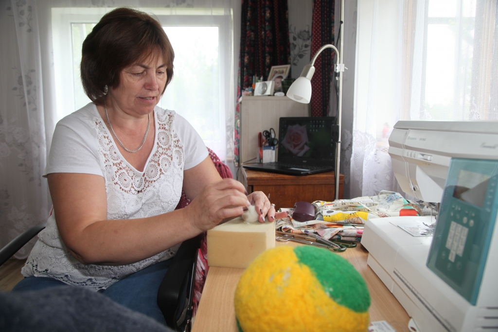 Inese Šēpere ir liela rokdarbniece. Viņa šuj, ada, filcē, tikai, kā pati atzīst, pērļošana gan viņu nesaista. Mīlestība uz radošo darbošanos nāk no vecmammas. 	
Autors: Gatis Bogdanovs