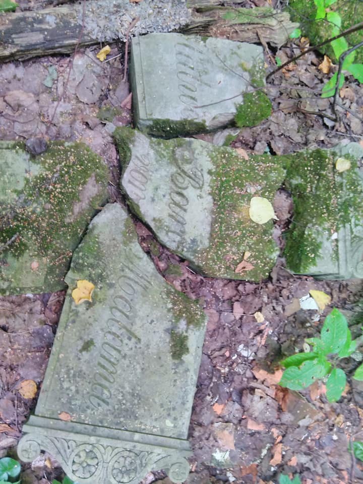 Tikai labi ieskatoties, var izlasīt, ka lauskas acīmredzot ir no barona Malama kapa plāksnes. 
Autors: no “Facebook.com”