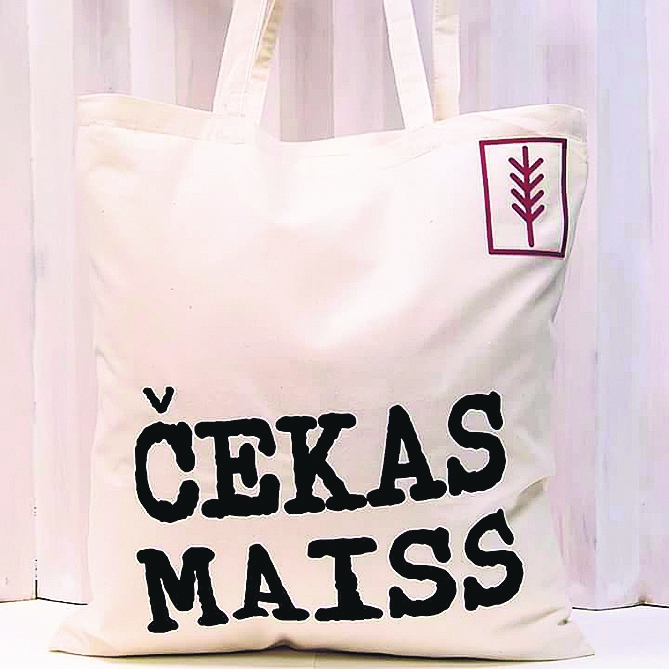 Ar pārliecību. Maisiņš var kļūt par jūsu politiskās, idejiskās un filozofiskās domas nesēju. Kā, piemēram, izmantojot Zemgales NVO centra sarūpēto “Čekas maisu”!

Autors: Raitis Puriņš