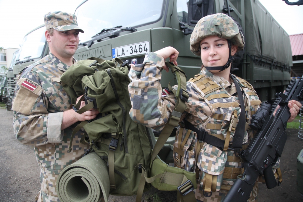 Jau pavisam drīz arī Gulbenes novadā notiks vērienīgas militārās mācības “Namejs 2018”. Mācību laikā pa ceļiem pārvietosies militārā tehnika, karavīri, zemessargi, būs dzirdami apšaudes trokšņi, sprādzieni. Iespējami arī satiksmes kustības īslaicīgi apgrūtinājumi, kas var rasties sakarā ar militārās tehnikas pārvietošanos. Mācībās piedalīsies aptuveni 10 000 Latvijas un sabiedroto karavīri un zemessargi, rezerves karavīri, kā arī Valsts policijas un Robežsardzes personāls. Mācībās iesaistīsies arī mūsu Zemessardzes 25.kājnieku bataljons (bataljona atbildības teritorija ietver Gulbenes, Madonas, Cesvaines, Lubānas novadus). Un tie ir aptuveni divi simti mūsu bataljona zemessargu.
Autors: Gatis Bogdanovs