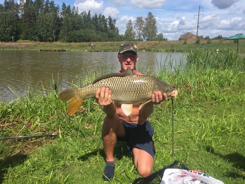 Vilnis Ziediņš demonstrē savu lielo lomu – vairāk nekā sešus kilogramus smagu karpu. 
Autors: no personiskā arhīva