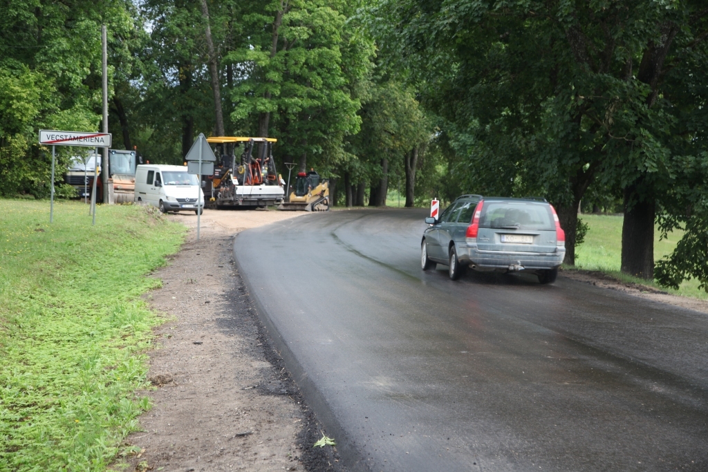 Gan vietējie iedzīvotāji, gan ciemiņi priecājas, ka beidzot Stāmerienā var braukt pa labu ceļu.  
Autors: Gatis Bogdanovs