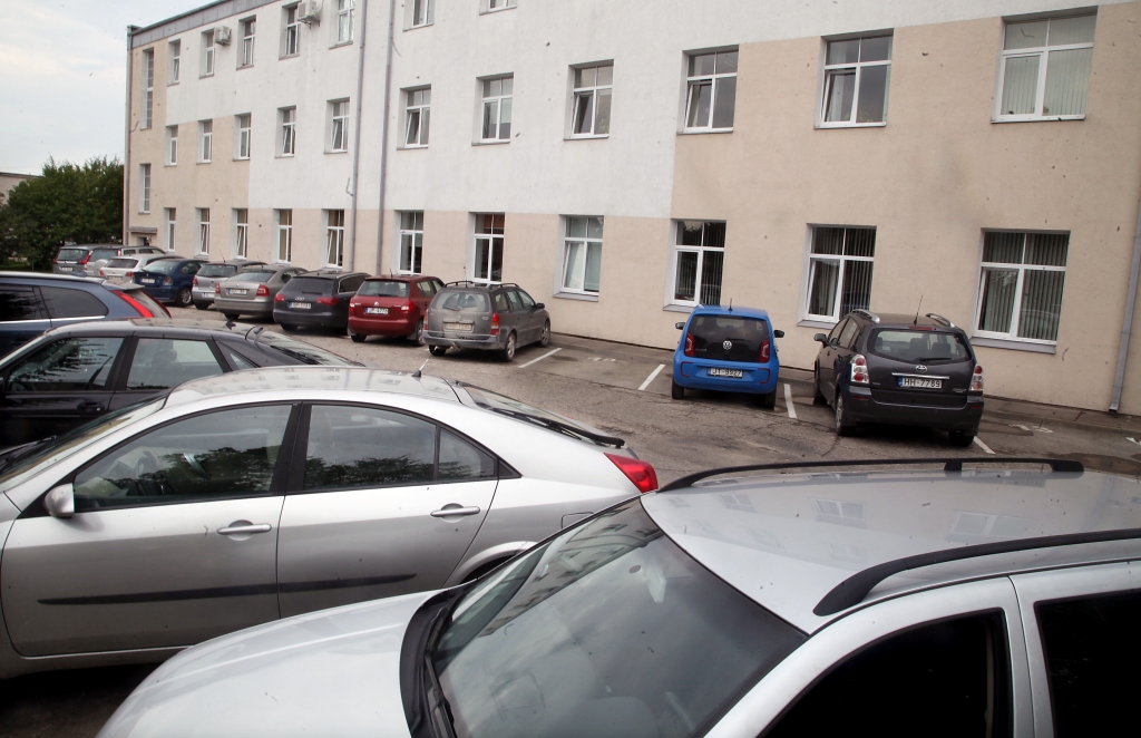 Ir vairāk kārtības. Jau Andra Apinīša vadības laikā novada pašvaldībā sākās darba automašīnu aprīkošana ar GPS navigācijas sistēmu, lai varētu izsekot lietošanai. Nākamais novada domes vadītājs Andris Vējiņš panāca vēl stingrāku prasību ieviešanu, pārtraucot dienesta automašīnu izmantošanu nokļūšanai no mājām uz darbu. Vai šīs prasības vairs nav spēkā, ja jau iedzīvotāji atkal redz pašvaldības transportu privātajos pagalmos? 
Autors: Gatis Bogdanovs