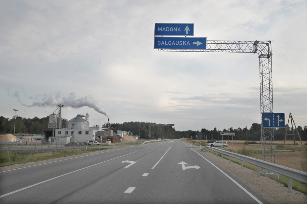 Sekojot zīmei “Galgauska”, pa šo ceļu var izbraukt līdz Galgauskai, bet jārēķinās, ka tas būs slikts zemes ceļš. Autovadītāji vēlas, lai zīme “Galgauska” tiktu novietota krustojumā ar Stāķu-Tirzas ceļu.  	
Autors: Gatis Bogdanovs