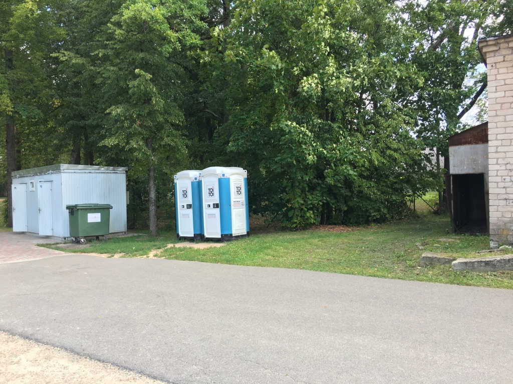 Sabiedriskās tualetes Gulbenē vienmēr ir bijusi problēma. Arī tagad. Stacionārā tualete it kā ir, bet ne vienmēŗ. Pārvietojamās tualetes it kā ir, bet tās ne vienmēr izvēlas. 	
Autors: Diāna Odumiņa 