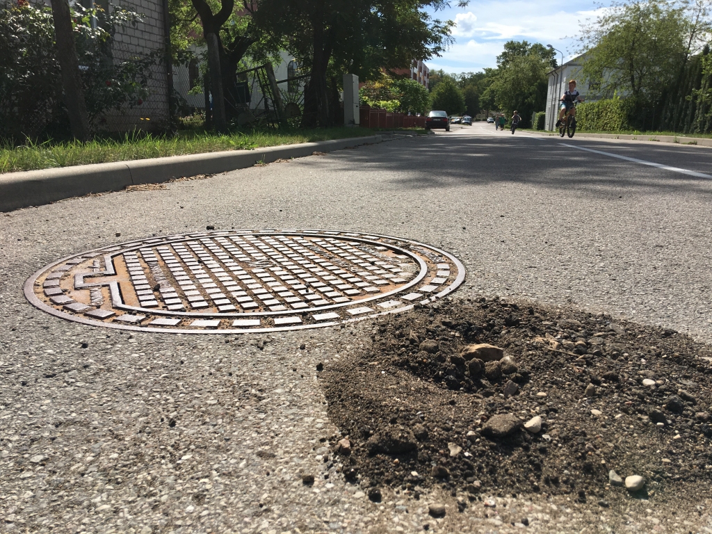 Ātri, bet vai ilglaicīgi un kvalitatīvi? Caurums asfaltā Gaitnieku ielā Gulbenē novērsts, to vienkārši pieberot ar drupinātu asfaltu. 	
Autors: Diāna Odumiņa