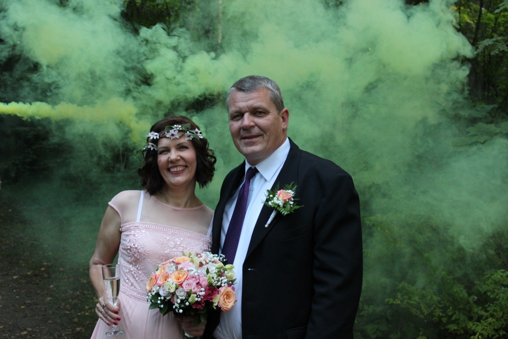 Maģisko datumu ar trim astotniekiem sestdien, 18.augustā, savu laulību reģistrācijai Gulbenes novada dzimtsarakstu nodaļā bija izvēlējušies 11 pāri. Šīs nodaļas vadītāja Vita Elsiņa “Dzirkstelei” saka, ka, visticamāk, datuma ir bijusi nozīme kāzu dienas izvēlē. Ar ticību laimīgajam datumam 18.augustā savu laulību reģistrēja un kāzas svinēja gulbenieši Jolanta Pabērze un Jānis Pabērzis. Jolanta “ Dzirkstelei” saka: “Par datumu – jā, tā bija apzināta mūsu izvēle. Bijām pēdējais pāris, kas Gulbenē laulību noslēdza šajā zīmīgajā datumā.”  
Autors: no personiskā arhīva