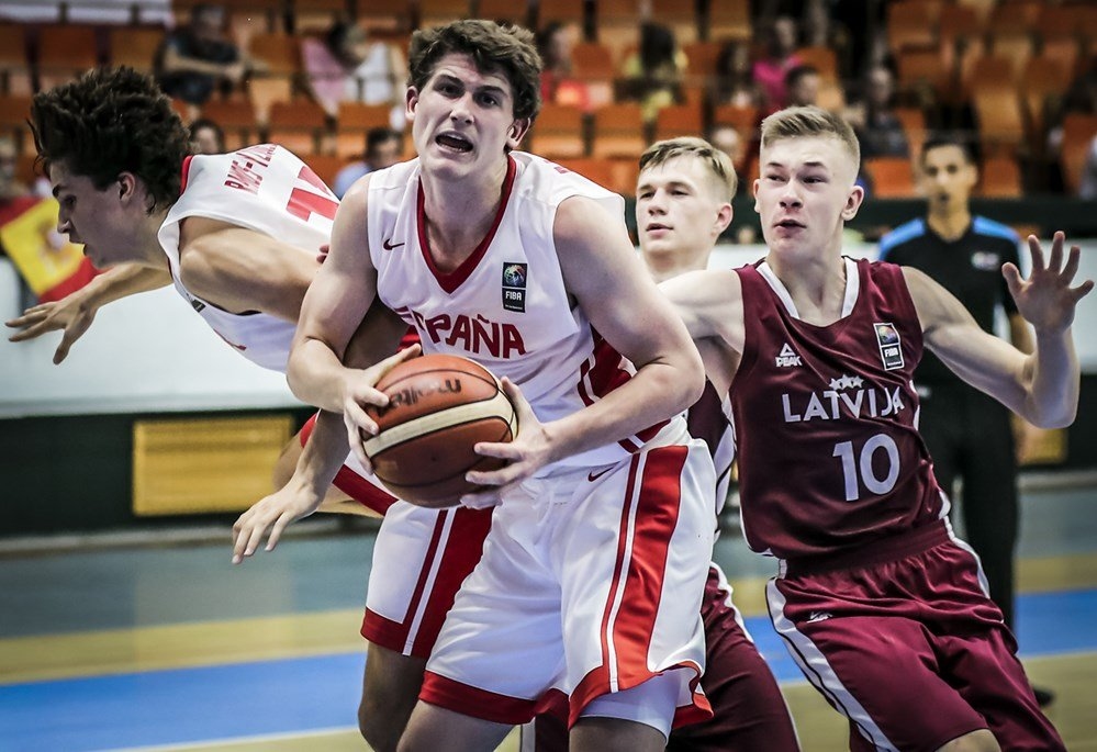 Eiropas čempionāta apakšgrupu turnīra noslēdzošajā spēlē mūsu izlase piekāpās Spānijas vienaudžiem. Kopvērtējumā izlase izcīnīja 8. vietu. “Patiesībā mēs, latvieši, esam arī mazi augumā, ja salīdzina ar citu valstu basketbola spēlētajiem, tomēr ar spēcīgu raksturu,” saka Kristiāns Šulcs. 
Autors: no “basket.lv”  