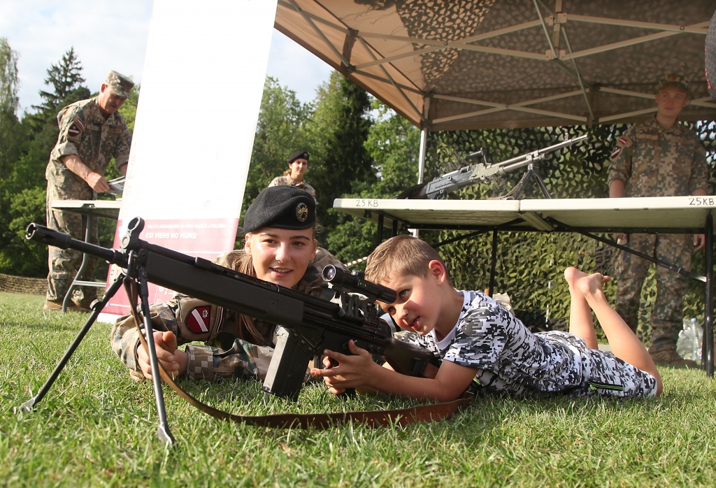Agrita Timofejeva arī pašus mazākos iepazīstina ar ieroci un tā lietošanas nosacījumiem.
Autors: Gatis Bogdanovs